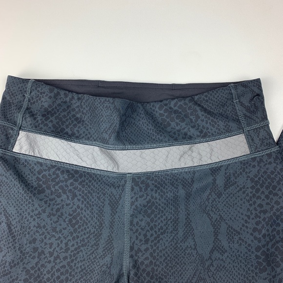 🎉SOLD🎉Lululemon Sz 6 Gray Snakeskin Leggings - Picture 2 of 8